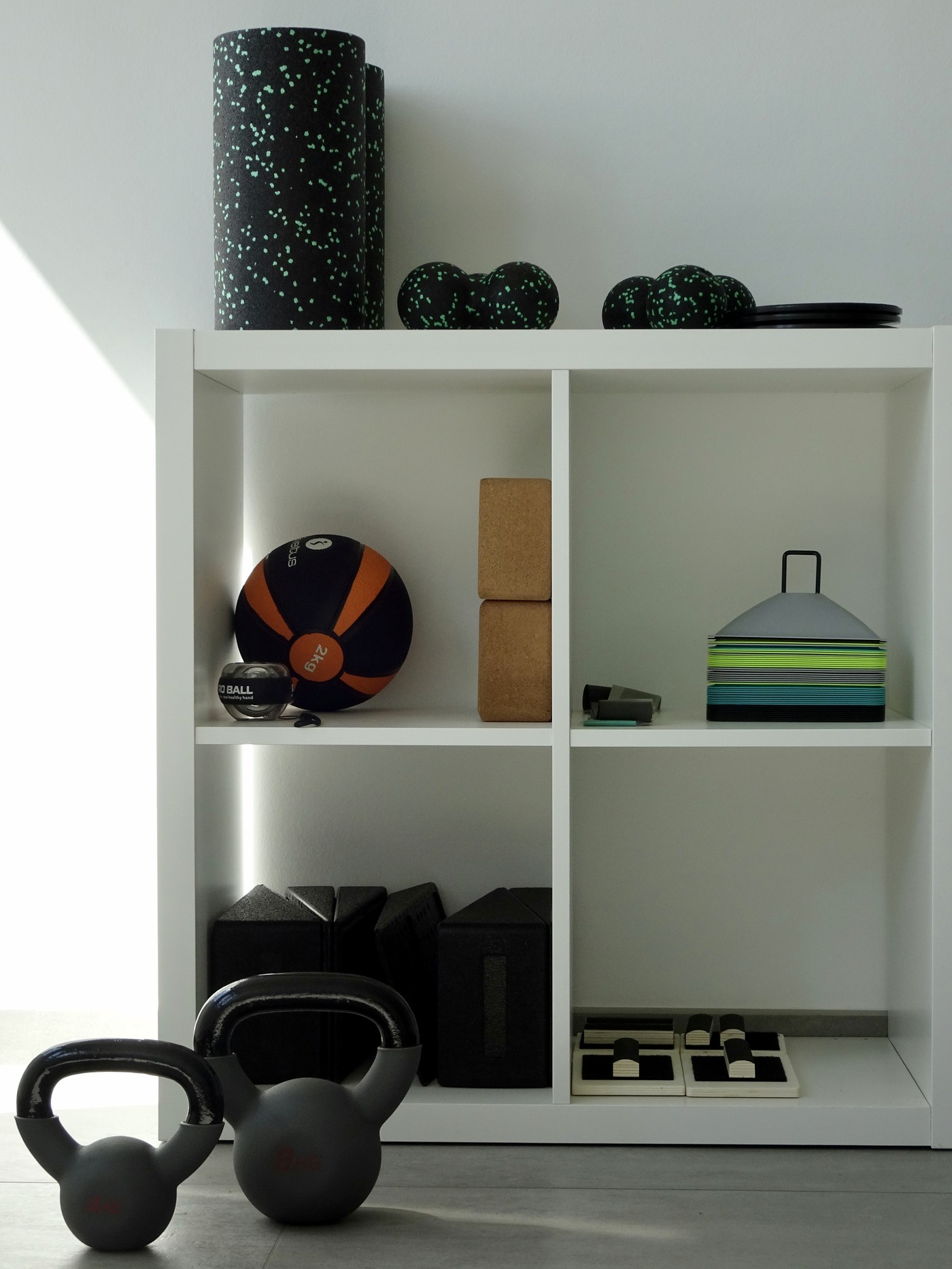 Material de gimnasio: kettlebells, balón medicinal y foam rollers